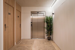 Habitación clásica doble, vistas al patio | Zona de estar | Televisión de plasma de 55 pulgadas con canales por cable