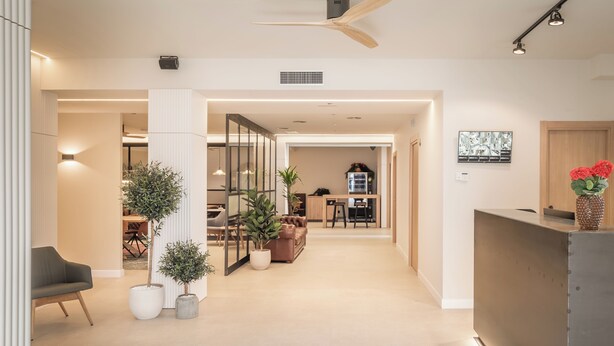 Un interior moderno con cocina, comedor y sala de estar.