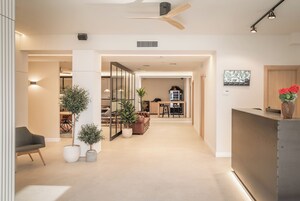 Habitación Business | Zona de estar | Televisión de plasma de 55 pulgadas con canales por cable