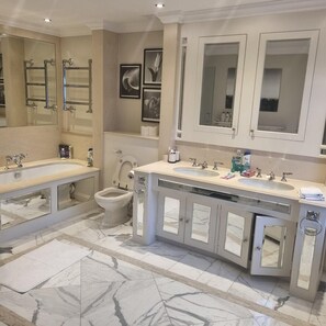 Shower, towels - Park Village East London Apartment (London)
