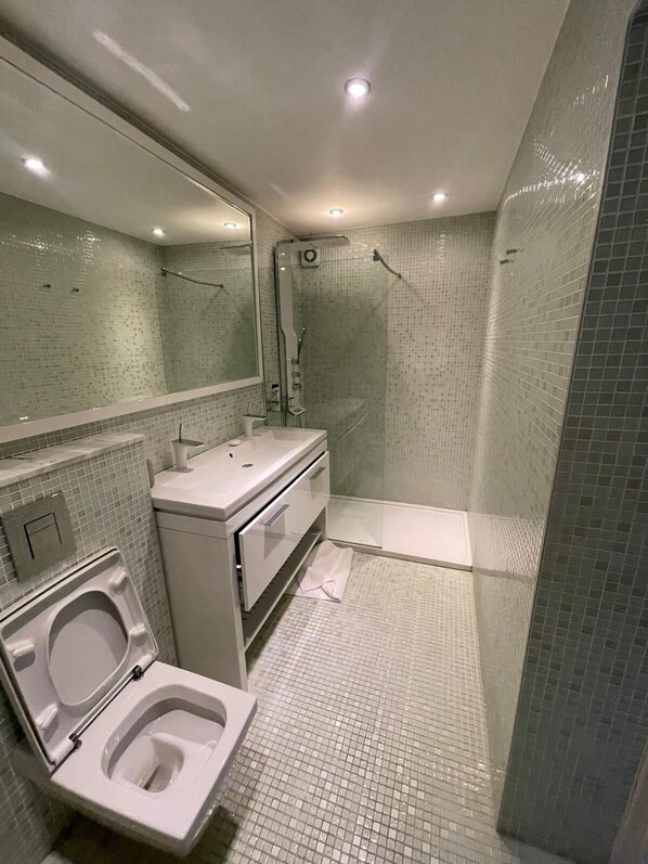 Bathroom - Park Village East Apartment - London (London)