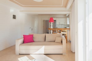 Appartamento Luxury, vista giardino | Area soggiorno | TV LCD 50 cm con canali satellitari
