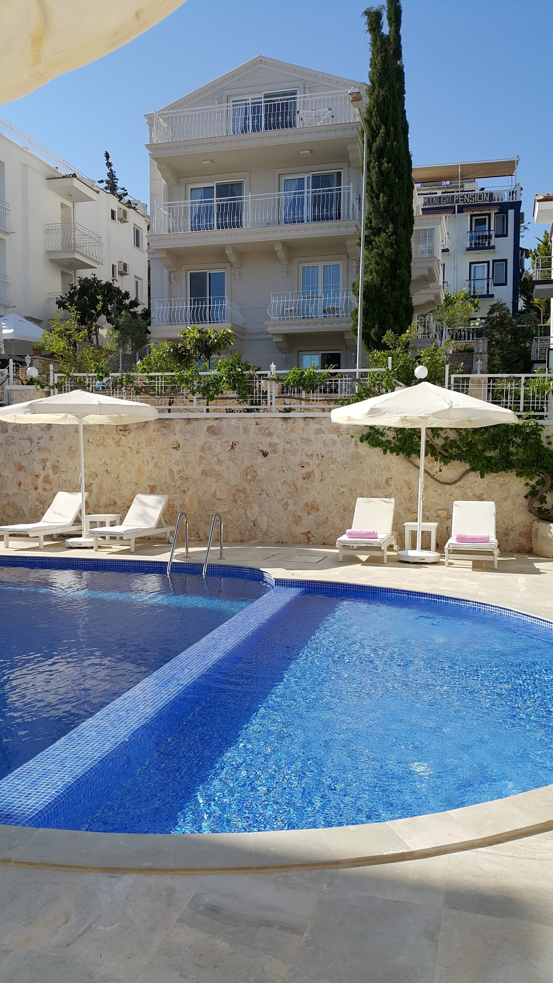 Una piscina al aire libre de temporada