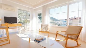 Luxury-Apartment, Meerblick | Wohnbereich | 50-cm-LCD-Fernseher mit Satellitenempfang