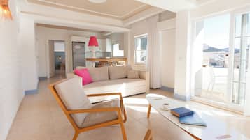 Luxury-Apartment, Gartenblick | Wohnbereich | 50-cm-LCD-Fernseher mit Satellitenempfang