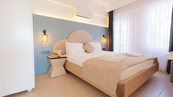 Appartamento Luxury, vista mare | 1 camera, una cassaforte in camera, ferro/asse da stiro