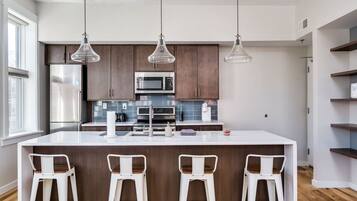 Refrigerador, microondas, horno y parrilla de estufa