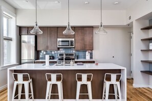 Køleskab, mikrobølgeovn, ovn, kogeplade