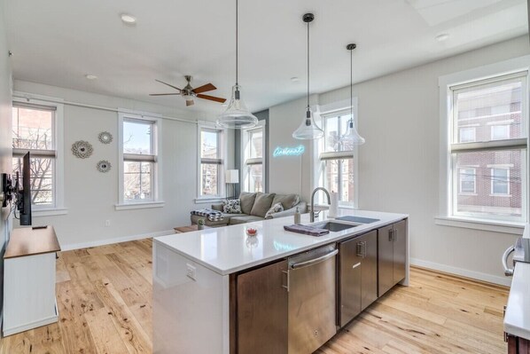 Køleskab, mikrobølgeovn, ovn, kogeplade