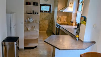 Réfrigérateur, micro-ondes, plaque de cuisson, lave-vaisselle