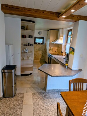 Réfrigérateur, micro-ondes, plaque de cuisson, lave-vaisselle