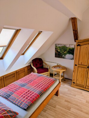 2 bedrooms, travel crib, free WiFi, bed sheets