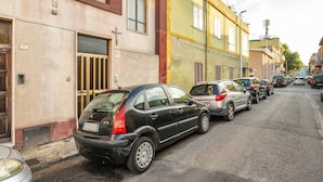 Eine Straße mit parkenden Autos und Gebäuden.