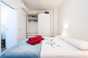 1 bedroom, free WiFi, bed sheets - Room 'Camera Matrimoniale Con Bagno' with Shared Terrace, Wi-Fi and Air Conditioning (Quartu Sant'Elena)