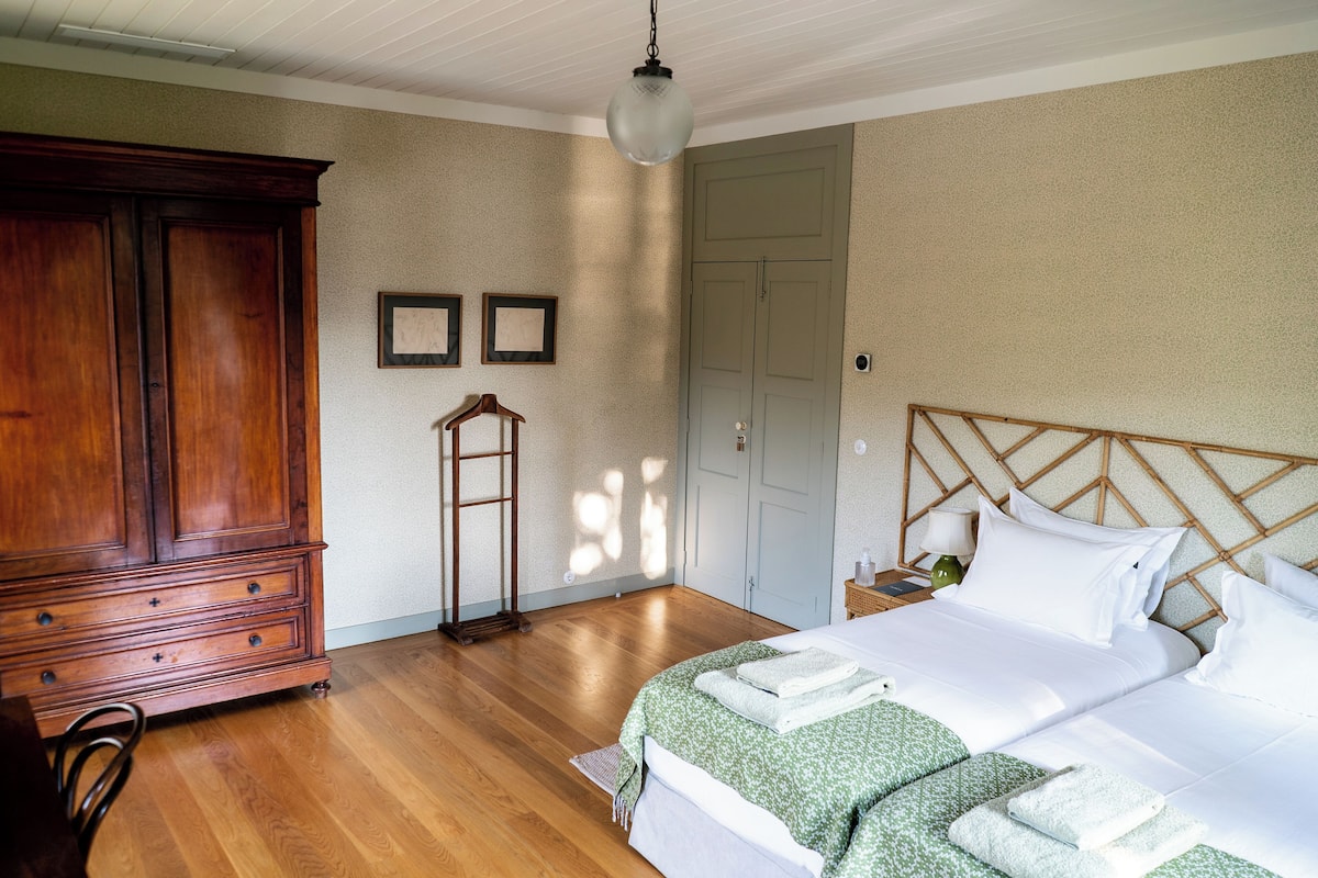 Family Room, River View | Free WiFi