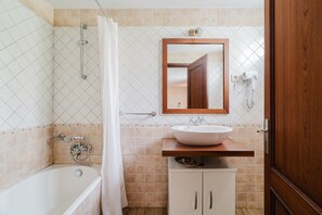 Ducha, secador de pelo, toallas