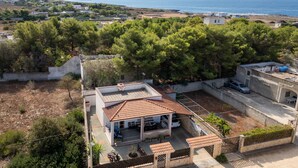 Il s’agit d’une propriété résidentielle dotée d’une terrasse, offrant une vue sur la mer et comprenant un jardin.