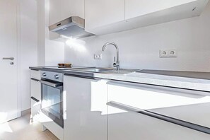 Fridge, oven, stovetop, coffee/tea maker