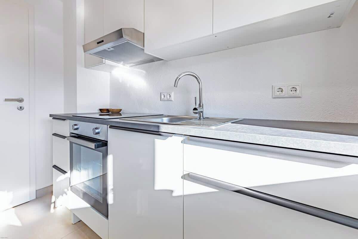 Kylskåp, spishäll, kaffe- och tebryggare och grytor/köksredskap