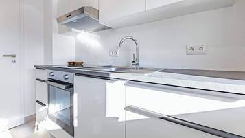 KylskÄp, spishÀll, kaffe- och tebryggare och grytor/köksredskap