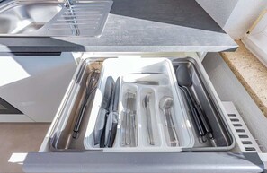 Frigorífico, placa de cocina, cafetera o tetera y utensilios de cocina