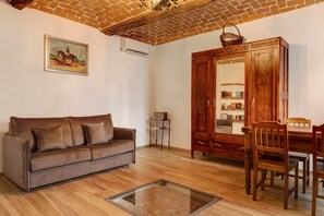 TV, ping pong - Holiday Home 'Casa Dello Zio' with Mountain View, Wi-Fi and Air Conditioning (Portacomaro)