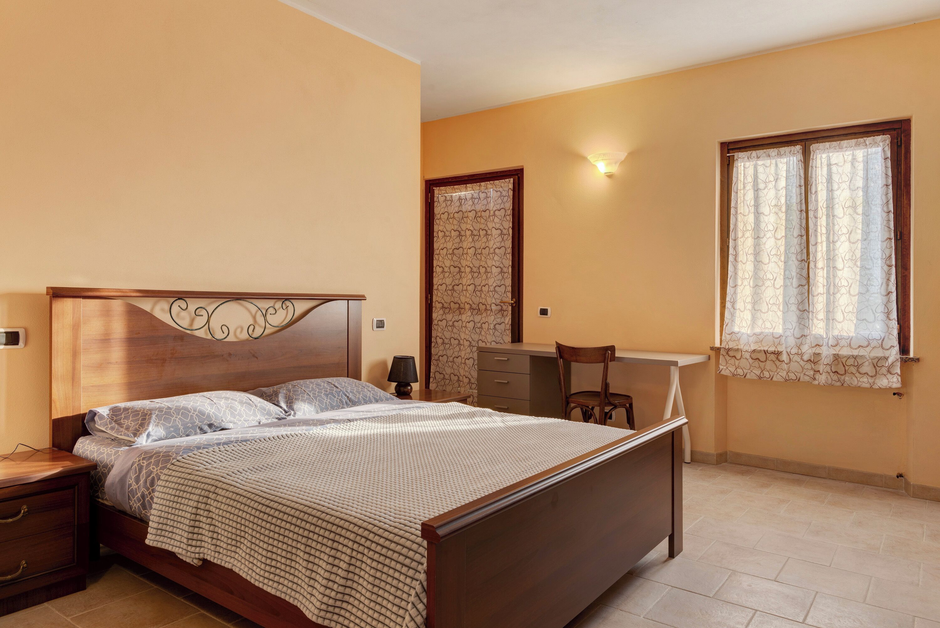 2 slaapkamers, een strijkplank/strijkijzer, gratis wifi, beddengoed