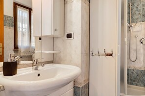 Dusche, Haartrockner, Handtücher