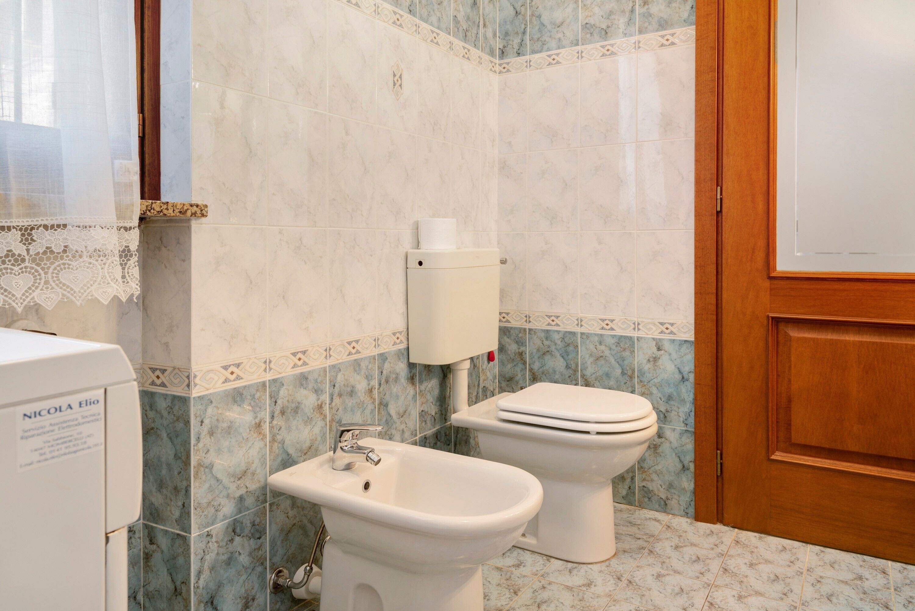 Une salle de bain équipée d’un bidet, de toilettes et d’un lavabo avec un chauffe-eau.