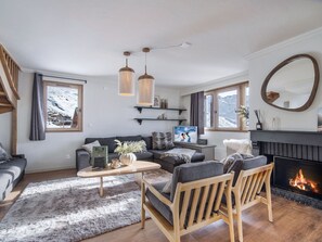 TV, fireplace