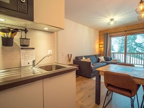 Fridge, microwave, oven, stovetop - Valmorel: Apt for 6, 2 bdrm, parking, wifi, ski-in/ski-out (Valmorel)
