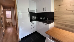 Cafetera y tetera, refrigerador, microondas y parrilla de estufa 