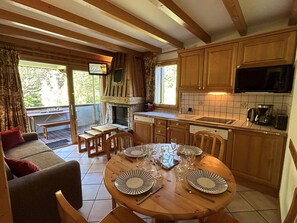 Dining - Modern 4-person flat in Méribel with equipped kitchen, TV and balcony (Méribel)