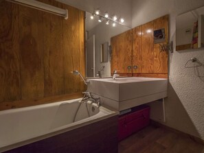 Bathroom - Valmorel: 2 Rooms Ski-In/Out, Balcony, Fully Equipped Kitchen (Valmorel)