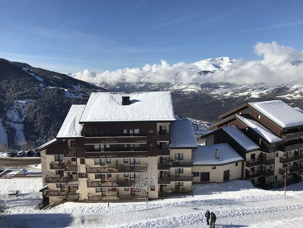 A multi-story hotel with balconies and a snow-covered mountain backdrop. - 2-Room Duplex for 6 in Vallandry - Pets Allowed (Peisey-Vallandry)