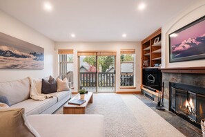 Smart TV y chimenea 