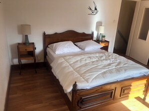 7 bedrooms, iron/ironing board, travel cot, free WiFi