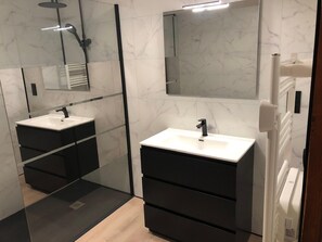 SĂšche-cheveux, bidet, papier toilette