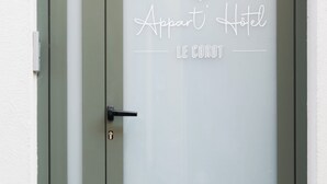 Μια διπλή πόρτα με γυάλινα πάνελ αμμοβολής και μεταλλική λαβή.