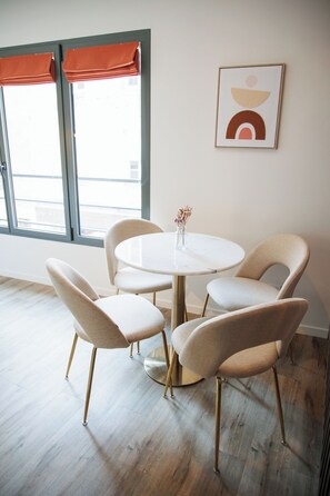 Chambre Familiale avec lits jumeaux | Coin séjour