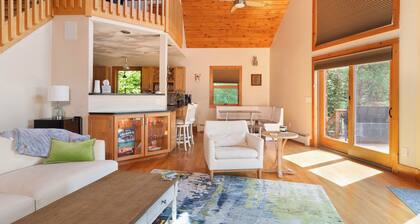 Lakefront Getaway-Hot Tub + Kayaks + Paddleboards