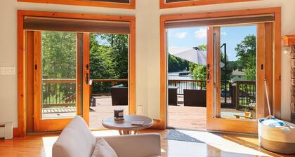 Lakefront Getaway-Hot Tub + Kayaks + Paddleboards