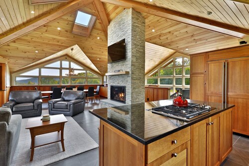 Killington Vistas 92: 4-Bedroom Luxury Ski On Ski Off Home w/ Hot Tub, Mountain Views.