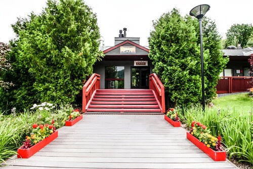 Killington Vistas 92: 4-Bedroom Luxury Ski On Ski Off Home w/ Hot Tub, Mountain Views.