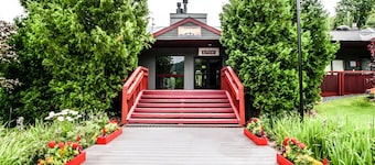 Killington Vistas 92: 4-Bedroom Luxury Ski On Ski Off Home w/ Hot Tub, Mountain Views.