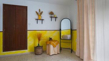 3 makuuhuonetta, silitysrauta/-lauta, vuodevaatteet