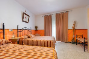 3 bedrooms, iron/ironing board, bed sheets