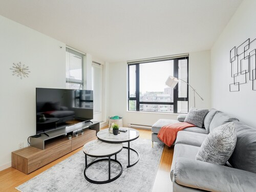Astoria Escape - Bright condo with work desk by Victoria Prime!