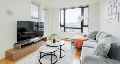 Astoria Escape - Bright condo with work desk by Victoria Prime!