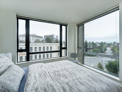 Astoria Escape - Bright condo with work desk by Victoria Prime!